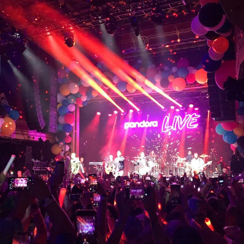Jonas Brother's Reunion Tour show free for Pandora customers decked out with balloons