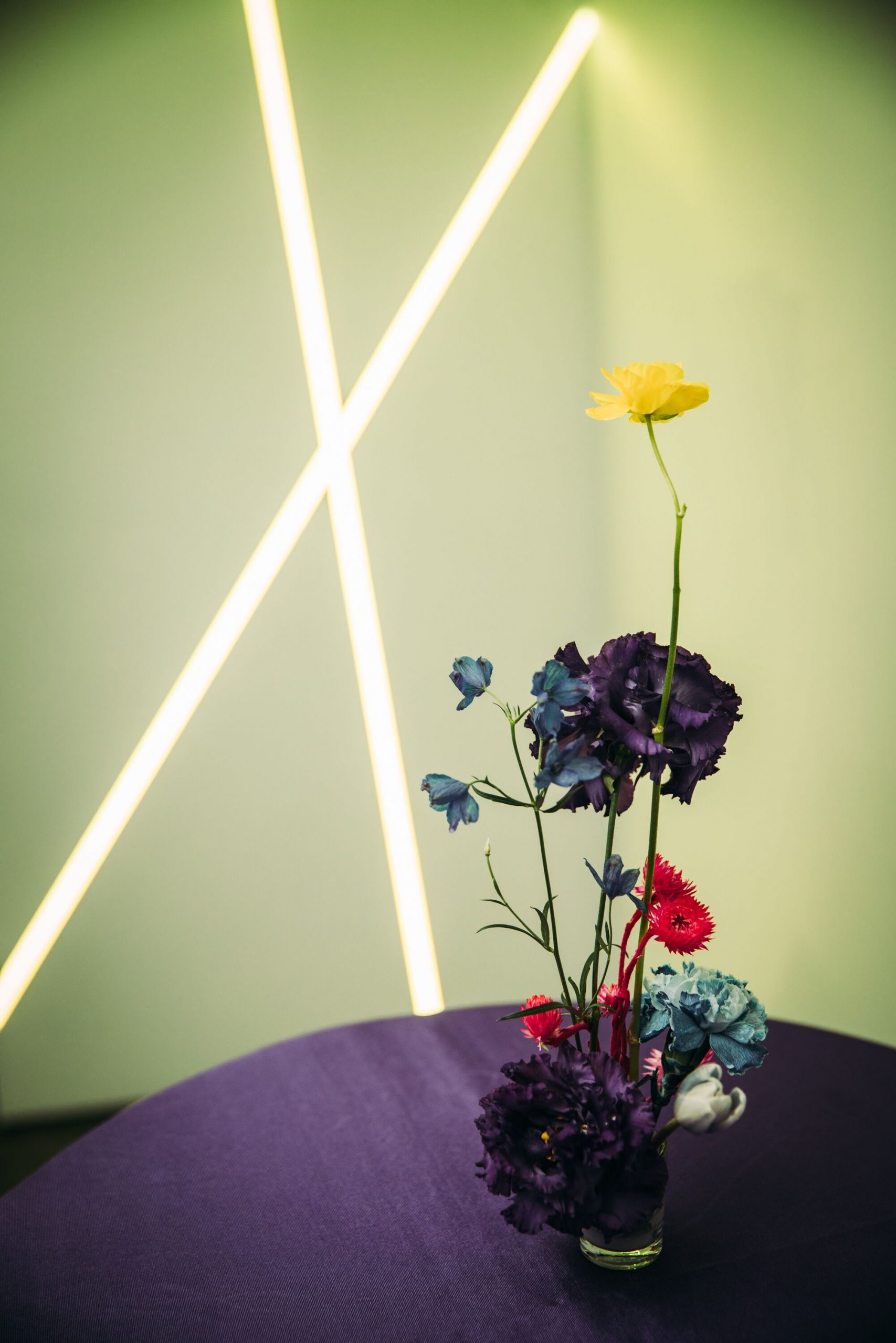 Modern, bold and minimalist florals at an Instagram event by Leslie Smith. 