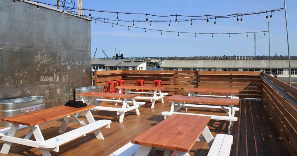Rooftop Brewing Co. in Seattle with white and brown wooden picnic tables