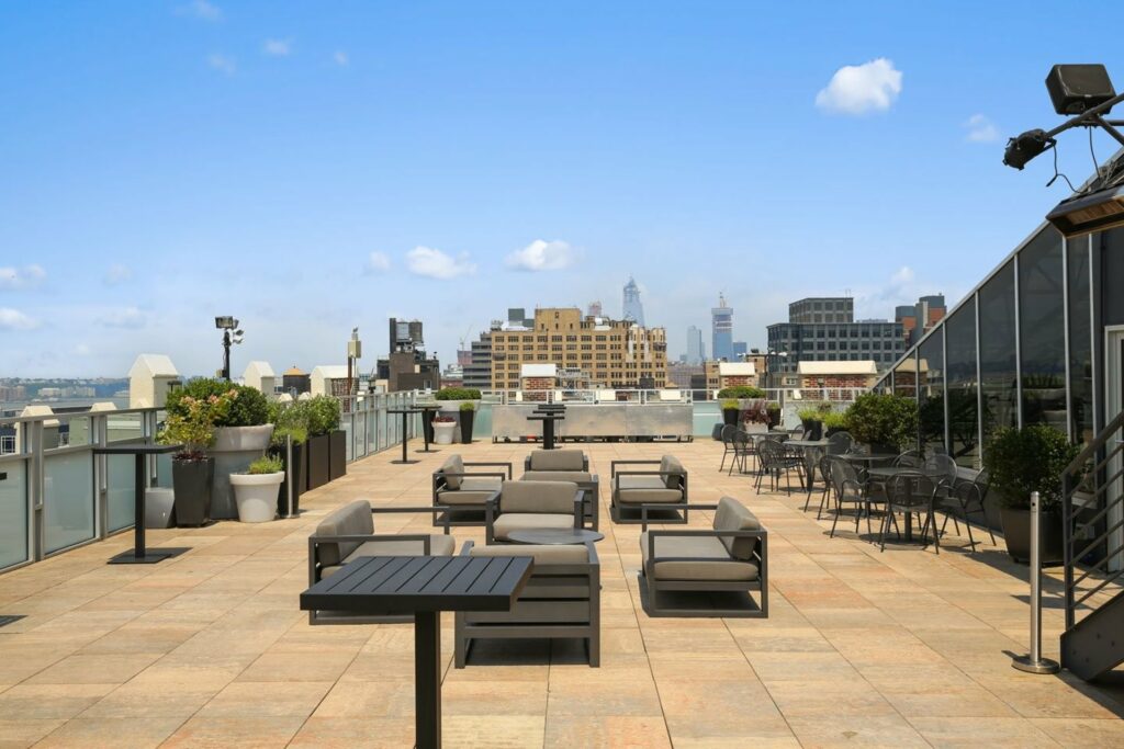 Tribeca Rooftop +360 with an expansive rooftop area