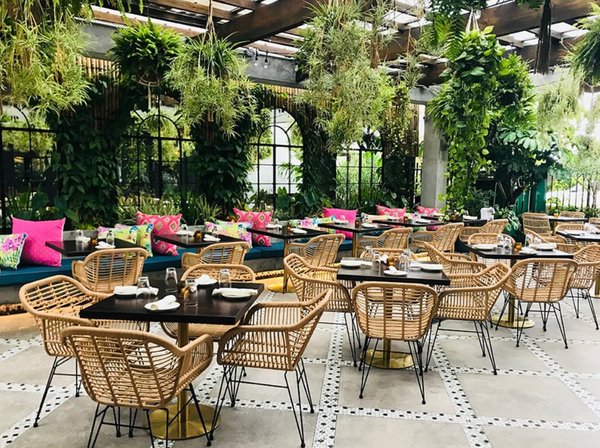 Vista patio in Miami with wicker chairs and hanging greenery