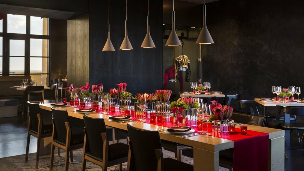 A private dining room in Orlando with red and pink flowers
