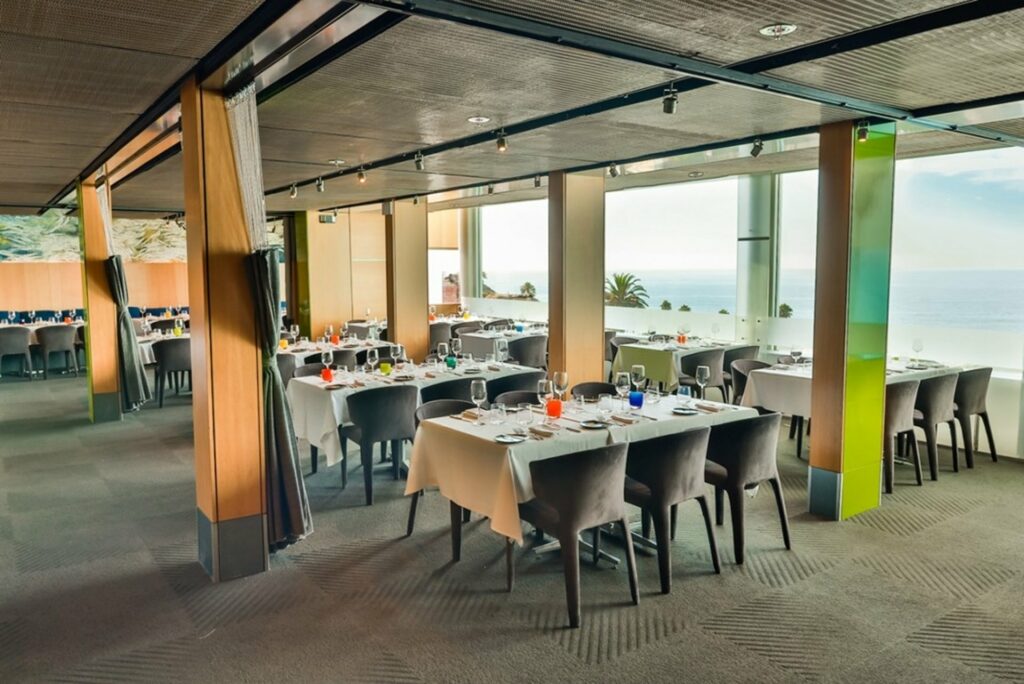 A spacious dining area, a sophisticated experience and a contemporary atmosphere, a giant windows showcasing the  spectacular views of the La Jolla Cove and the Pacific coastline.